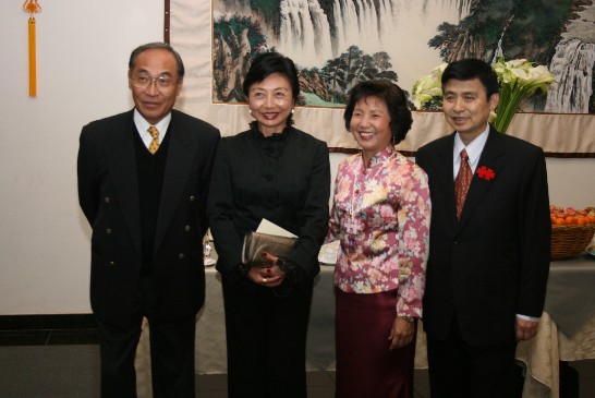 Photo do Sr. Ramon Tzung-Hsien Chen e Sra com os convidados