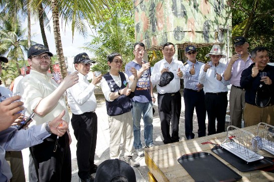 外交部長林永樂及國內外訪賓聆聽水質檢測簡報並試飲井水