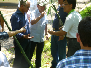 瓜國外交部政務次長艾斯比諾沙（左2）及憲法法院大法官等品嚐新鮮竹筍