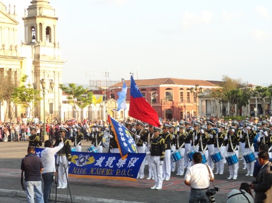 我敦睦支隊在瓜國總統府前廣場進行鼓號樂隊表演