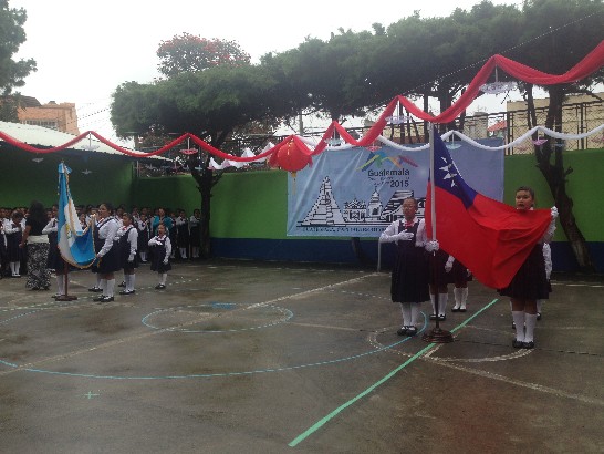 學生們向中華民國國旗致意