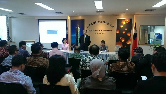 張代表偕葉副代表及蔡副代表向印尼學者說明「馬習會」重要成果