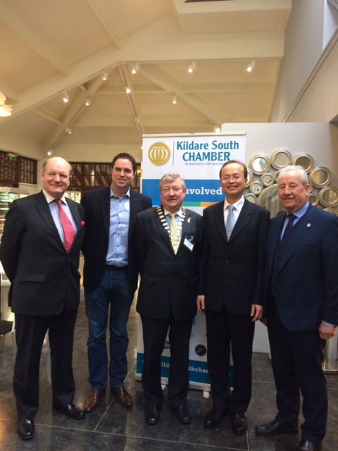 20160202-杜大使與Kildare市市長Paddy Kennedy(右一)、眾議員Martin Heydon (左二) 、商會會長Sean Dunne(中)及律師Rory de Bruir(左一)合影