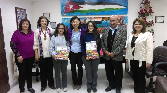 約旦學童參加我46屆世界兒童畫展獲頒獎狀及獎品