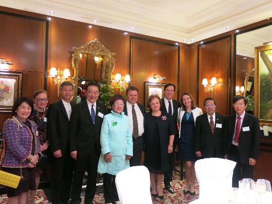 呂前副總統秀蓮在威爾紐斯市於餐會後與葛大使、當地官員及團員合照