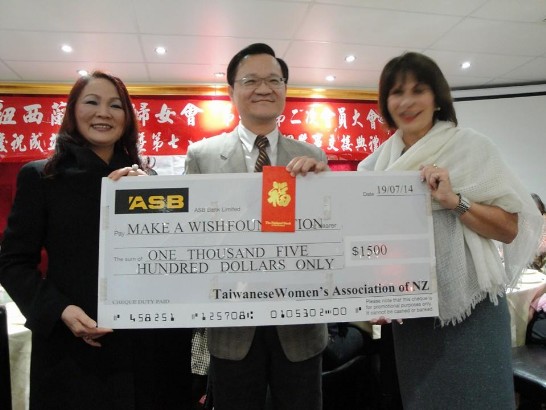 Fundraising and Marketing Manager of Make a Wish Foundation, Annabel Lush, accepted the donation from Taiwan Women's Association of New Zealand
