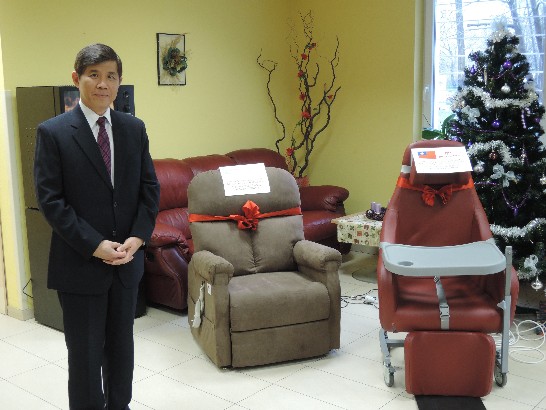 駐斯洛伐克代表處捐贈斯京老人安養院復健按摩椅