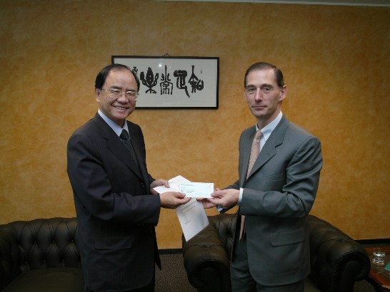 Taiwan donates 200,000 USD to AITIC  (From Left) Ambassador Yi-Fu Lin, Claude Trolliet, Deputy-Executive Director of AITIC (photo taken by Mr. Ying-cheng Jou of the Central News Agency)