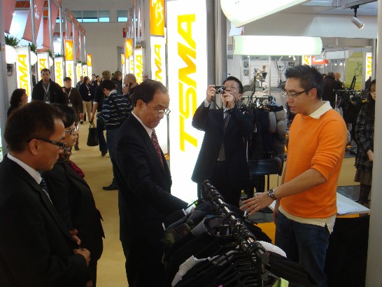 Ambassador Lin visiting exhibitors at ISPO Winter 2009 Trade Show.