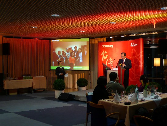 Ambassador Lin addressing leading sports goods manufacturers and suppliers at the “Taiwan Night” event.