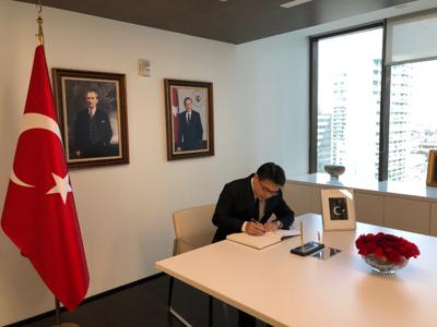 El Director General Chou fue al Consulado General de la República de Turquía en Miami para firmar un Libro de Condolencias