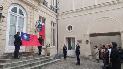 駐法國代表處舉行2024年元旦升旗典禮