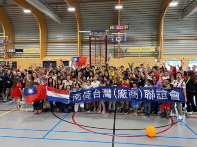 Representative Chen Hsin-Hisn and Taiwanese expats cheer for Taiwanese korfball athletes winning the championship of U17 KORFBALL WORLD CUP 2023. (2023.7.2,  Eindhoven )