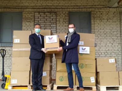 20. aprīlī Latvija saņēma 70 000 medicīnisko sejas masku ziedojumu no Taivānas