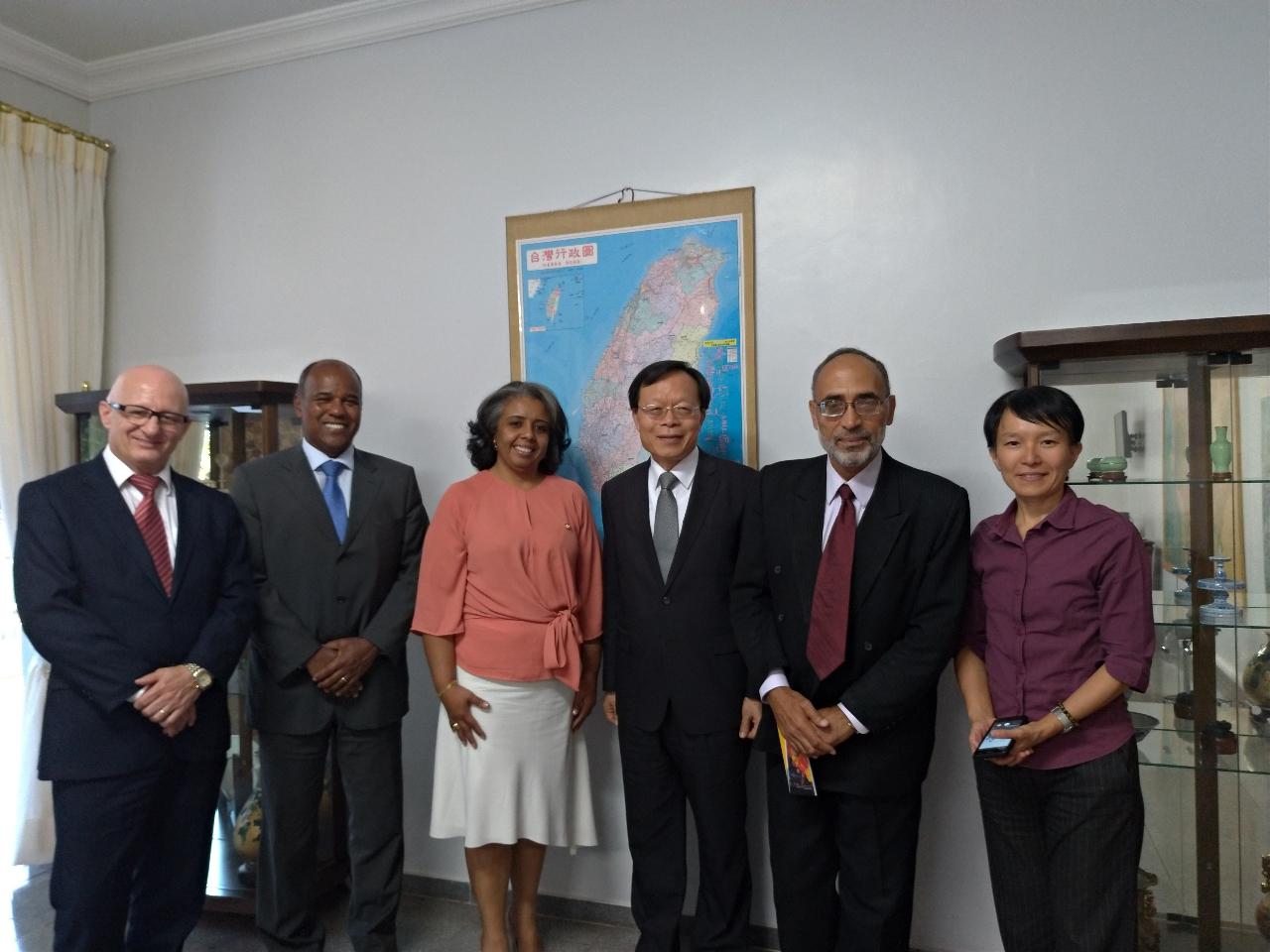 Os membros da OAB/DF representados pela Dra. Nubia Bragança visitaram o senhor Embaixador Jian-Gueng Her no dia 2 de agosto de 2018.
