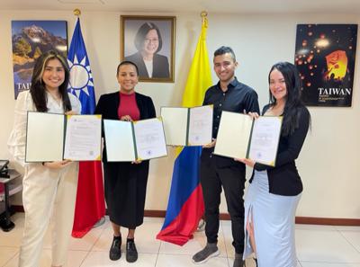 Entrega Certificado de Becas auspiciadas por el Gobierno de Taiwán de año 2023 a los seleccionados colombianos