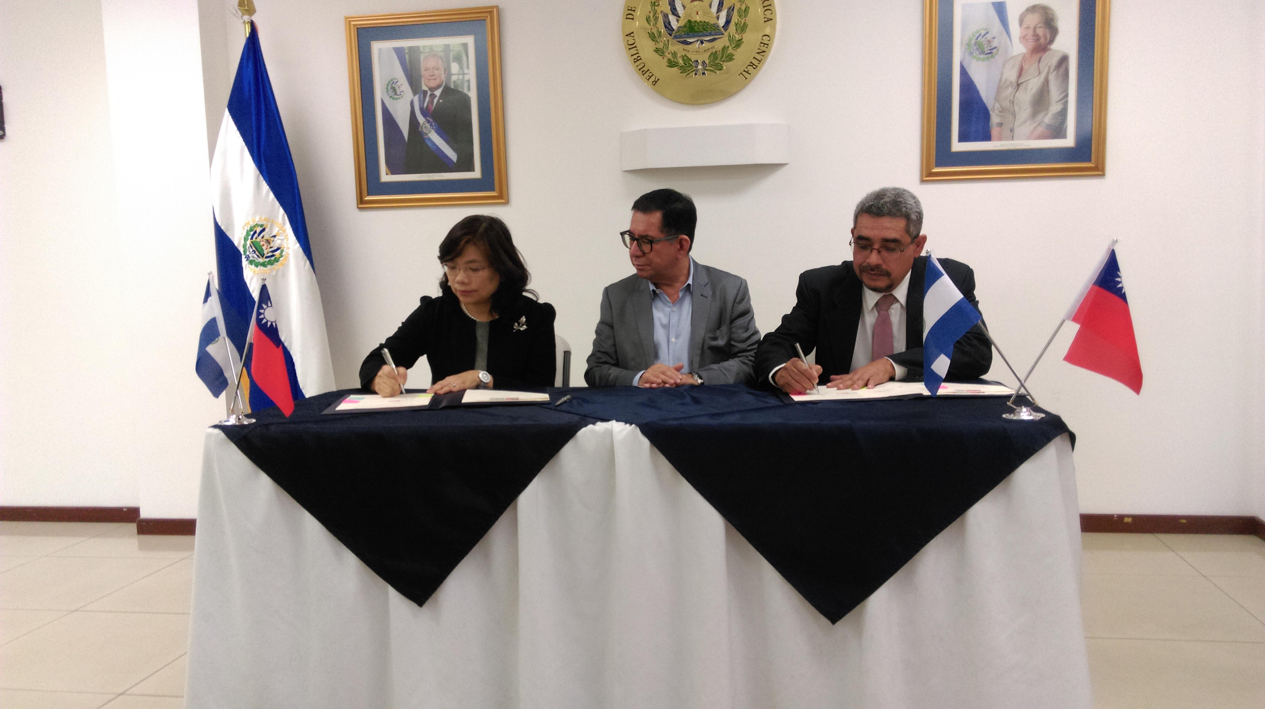 Radio Nacional de El Salvador firma acuerdo de... Embajada de la