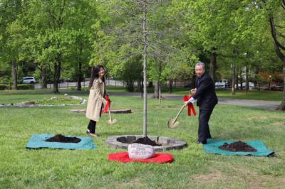 為響應植樹節，俞大使夫婦在雙橡園種下橡樹