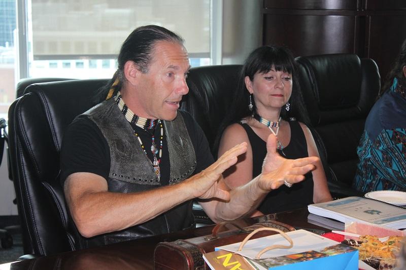 加拿大原住民聯盟全國大酋長Guillaume Billy Carle(左)介紹該組織成立宗旨及目標，並表達與台灣原住民交流的意願