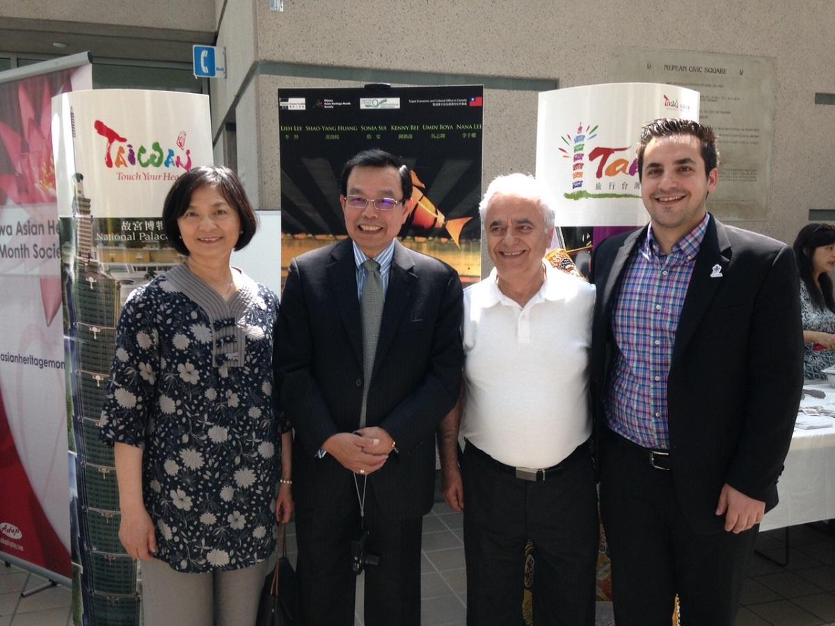 Ambassador Wu Rong-chuan (second left), Representative of TECO in Canada, Mrs. Wu (first left), Hon. Michael Qaqish (first right) and his father Mr. Qaqish (second right) pose at the Taiwan movie screening event on May 29, 2016.