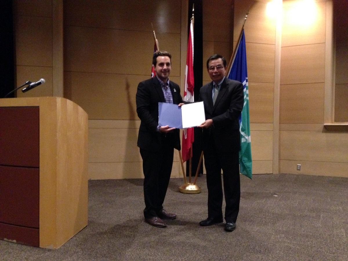 Hon. Michael Qaqish (left) awards Ambassador Wu Rong-chuan, Representative of TECO in Canada, a certificate on behalf of Ottawa City Mayor Jim Watson.