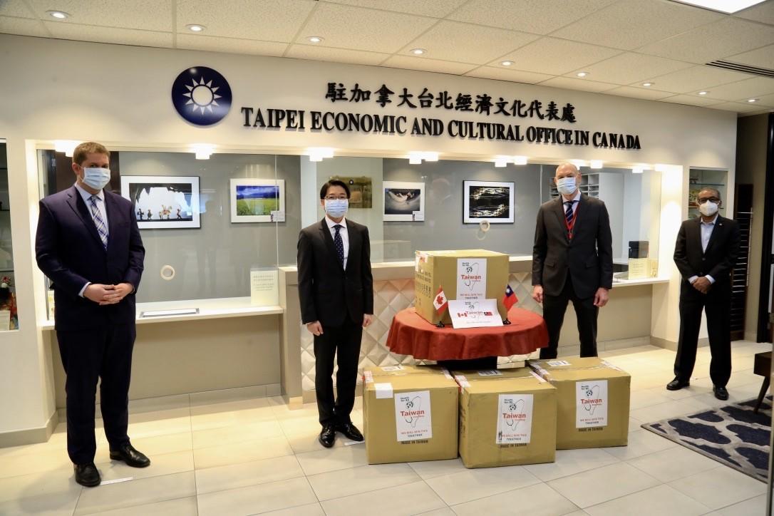 Representative Winston Wen-yi Chen, the leader of Conservative Party of Canada Andrew Scheer, the president of the Canadian Red Cross Conrad Sauvé and the member of Parliament Chandra Arya (from left to right) , are pictured at the Taipei Economic and Cultural Office at the masks donation ceremony