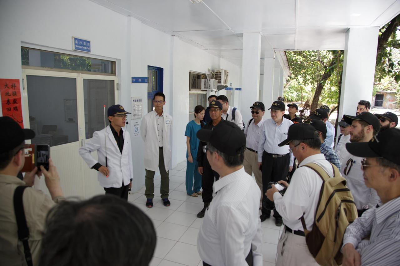 Local and foreign scholars visited Nansha Hospital, which serves as a base for humanitarian rescue operations in the South China Sea, and interviewed medical staff residing on Taiping Island