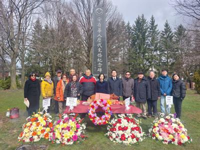 Director General Chen, along with members of the Taiwanese community in Toronto, pays respects and commemorates the past contributions of Taiwanese immigrants