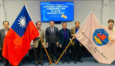 紀欽耀處長為「世界越棉寮華人團體聯合總會」及「美國越柬寮華人團體」訪台團授旗