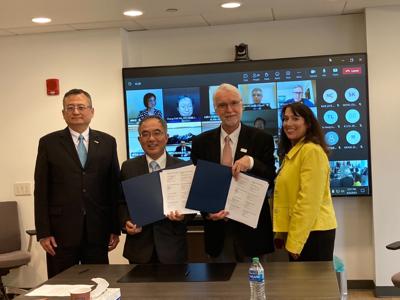 類延峰處長祝賀伊利諾大學系統與台灣學術聯盟簽訂合作備忘錄