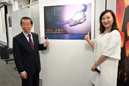 駐日代表謝長廷大使(左)出席藝術家曾郁雯(右)珠寶、旅行攝影、詩歌之「台日文化交流藝術沙龍」開幕式