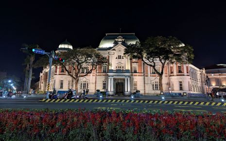 台南市の中心部には湯徳章紀念公園という大きなロータリーがあり、そこに面して大きな西洋建築があります。ここは日本統治時代に台南州庁舎として建てられ、現在は国立台湾文学館として使用されています。2004年に開館し、台湾の文芸と文学をテーマとする初めての博物館ということで話題になりました。展示だけでなく、台湾における文学史料の蒐集と保存、研究をも目的としているのが特色とされます。建物の竣工は1916（大正5）年。設計は台湾総督府営繕課技師の森山松之助が担いました。戦後は中華民国空軍司令部として使用された後、台南市政府としても使用されました。2003年9月に史跡として指定を受け、保存対象となりました。館内には戦前の日本語で著された文学作品の展示もあります。