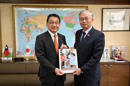 熊谷裕人・参議院議員（左）より台湾花蓮震災義援金を蔡明耀・駐日副代表（右）に手交した。