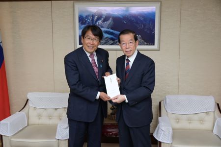 松原仁・衆議院議員（左）が台湾花蓮震災義援金を謝長廷・駐日代表（右）に手交した。