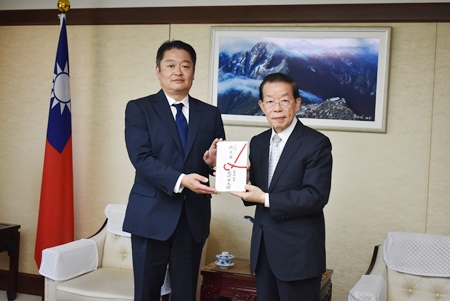 長崎幸太郎知事（写真左）が山梨県から台湾花蓮震災への義援金を謝長廷・駐日代表（右）に手交した。
