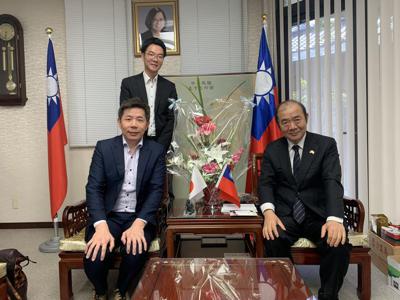 台新銀行東京分行楊宗翰行長與黃信傑客戶關係經理3月12日來訪本處。