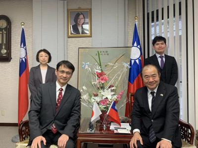 日本養豬協会鋤柄卓夫事務局長及遠藤貴美代主任3月12日拜訪本處，並就訪台行程交換意見。