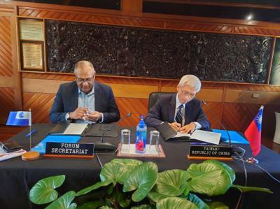 駐斐濟代表周進發代表我國與「太平洋島國論壇」(PIF) 簽署2022年至2024年臺灣與PIF秘書處合作協定
