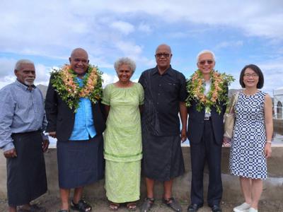 周代表與斐濟漁業部長Hon. Kalaveti Ravu共同主持斐濟Vunitogoloa區原住民養殖戶建構新池之蝦苗放養典禮