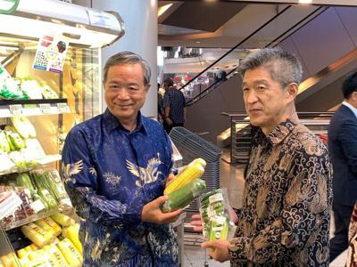 陳忠大使偕駐處同仁及駐印尼台灣技術團宣傳我國技術指導所栽種的優質蔬菜水果於印尼日商PAPAYA超市打開通路