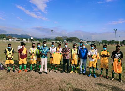Amb. Oliver Liao handed jerseys over to the junior team players of Yamin’s Football Club