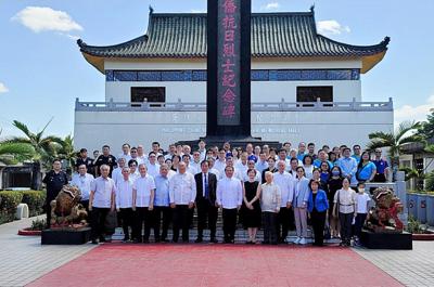 菲華各界紀念華僑烈士節 本處周大使民淦暨全體人員與僑界代表向二戰殉難烈士致敬