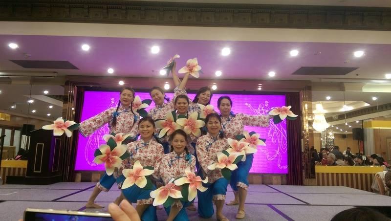 賴處長夫人蔣元嫄老師指導布里斯本臺灣舞蹈團在友愛慈善晚會舞出優美的「桐花鄉」