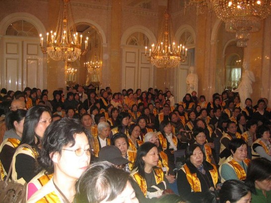 佛光山會員信眾雲集。