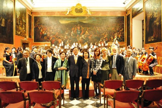 陳代表夫婦與真理大學音樂應用學系交響樂團合影