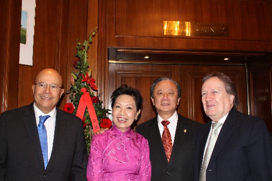 瓜地馬拉駐奧大使Antonio Roberto Castellanos Lopez(左)及巴拉圭駐奧大使Horacio Nogues Zubizarreta(右)與陳大使夫婦合影