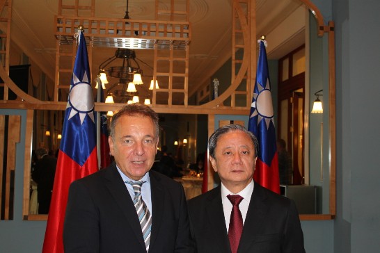 陳大使與斯國國會議員合影