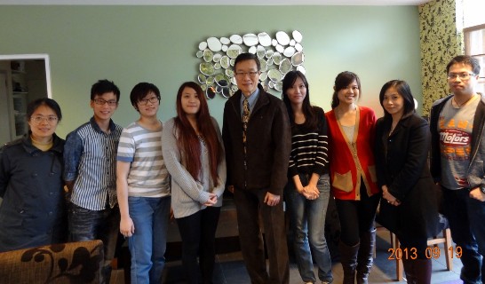 (左起) 駐澳大利亞代表處教育組梁秘書琍玲、澳洲國立國家大學臺灣同學會幹部黃健仁、李佳穎、臺灣同學會會長陳奕先、駐澳大利亞代表處教育組教育參事兼組長遲耀宗、同學會蕭恩婷、教育部「臺灣澳洲國立國家大學」獎學金受獎生盧彥臻、駐澳大利亞代表處教育組黃慧琪博士、澳洲國立國家大學博士後研究王爾謙博士。