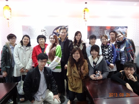 (後排左起) 澳洲國立國家大學臺灣同學會財務李佳穎、澳洲國立國家大學蕭伃伶、澳洲國立國家大學蔡凱筠、澳洲國立國家大學臺灣同學會會長陳奕先、駐澳大利亞代表處教育組遲組長耀宗、澳洲國立國家大學蕭恩婷、澳洲國立國家大學吳雨寰、澳洲國立國家大學邵婉柔、澳洲國立國家大學臺灣同學會王爾謙、澳洲國立國家大學逢增瑜；(前排左起) 澳洲國立國家大學黃建仁、澳洲國立國家大學盧彥臻、澳洲國立國家大學陳瓊芳、澳洲國立國家大學胡顯邦。