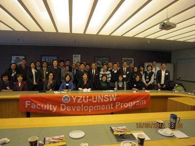 訪團領隊元智大學蔣廷芳副教授（中左2）、新南威爾斯大學坎培拉校區國際事務副院長Joseph Lai(中左7)、駐澳大利亞代表處教育組組長遲耀宗(中左4)、駐澳大利亞代表處科技組組長謝美齡博士(前左2)